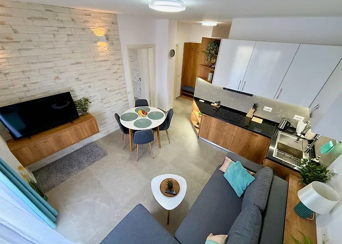 Apartment Roof Breeze *