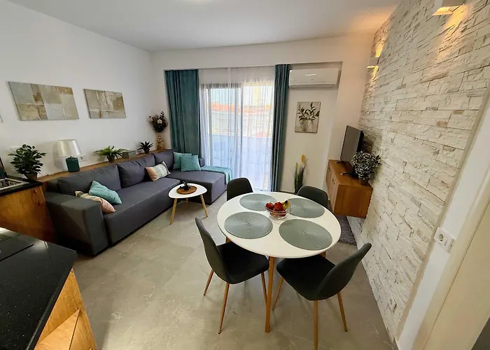 Roof Breeze Apartment