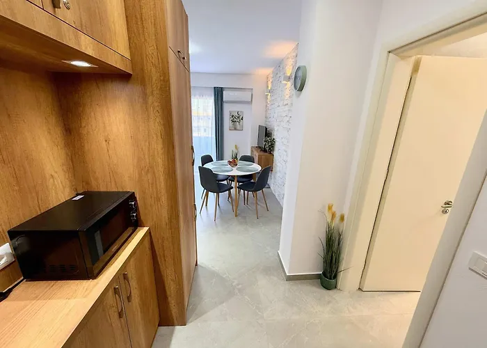 Roof Breeze Apartment *